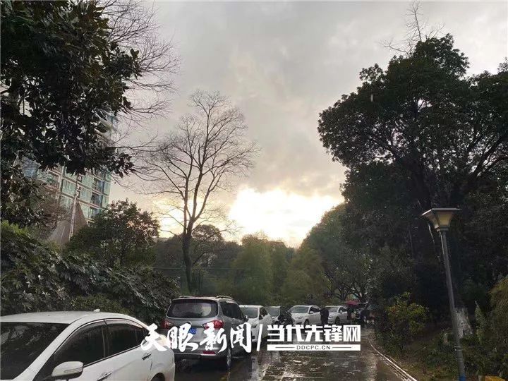[贵州日报]暴雨、冰雹、彩虹、火烧云……今天，贵阳天气刷屏朋友圈