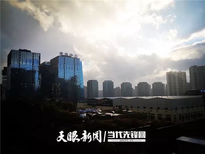 [贵州日报]暴雨、冰雹、彩虹、火烧云……今天，贵阳天气刷屏朋友圈