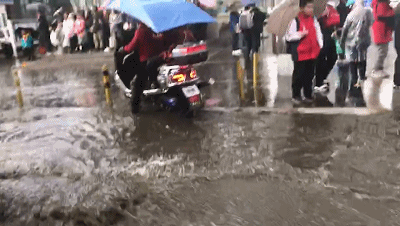 [贵州日报]暴雨、冰雹、彩虹、火烧云……今天，贵阳天气刷屏朋友圈