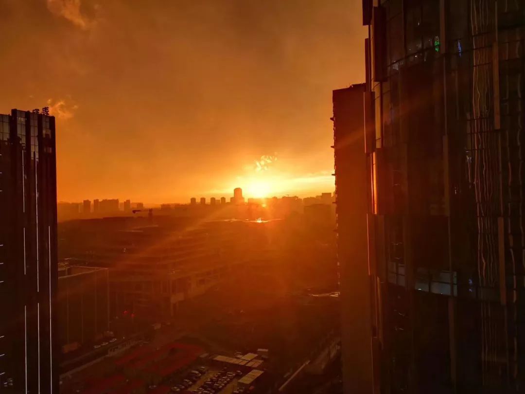 [贵州日报]暴雨、冰雹、彩虹、火烧云……今天，贵阳天气刷屏朋友圈