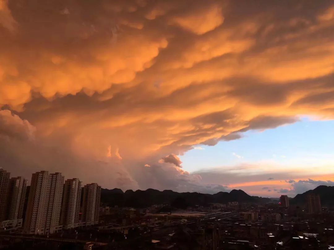 [贵州日报]暴雨、冰雹、彩虹、火烧云……今天，贵阳天气刷屏朋友圈