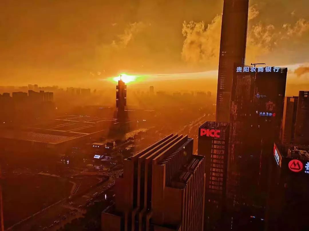 [贵州日报]暴雨、冰雹、彩虹、火烧云……今天，贵阳天气刷屏朋友圈
