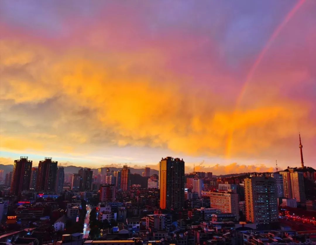 [贵州日报]暴雨、冰雹、彩虹、火烧云……今天，贵阳天气刷屏朋友圈