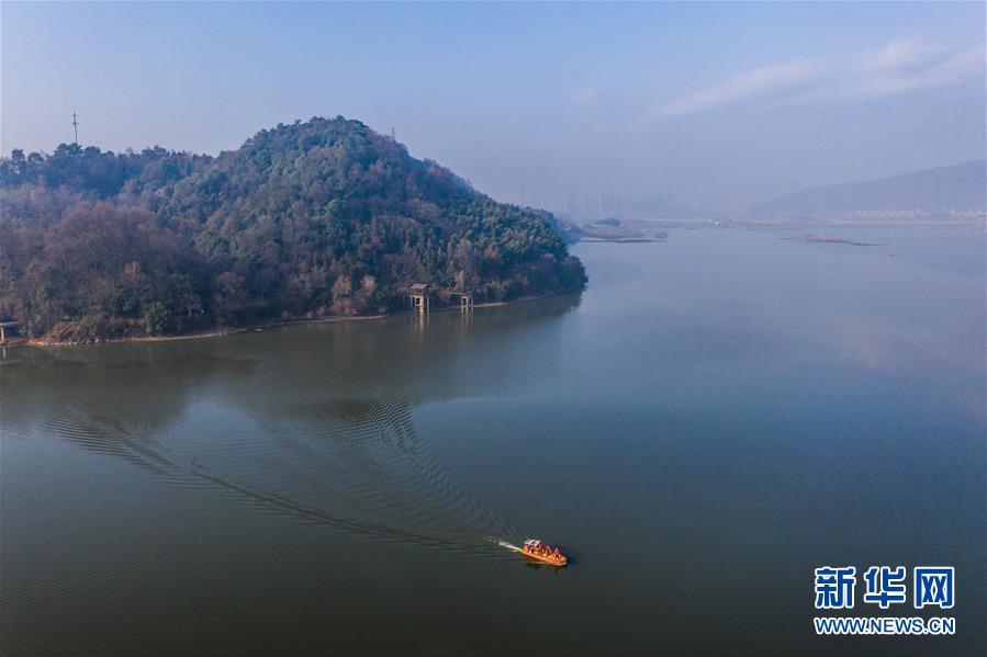 [新华网]杭州临安：党员巡湖助治水 打造水美新家园