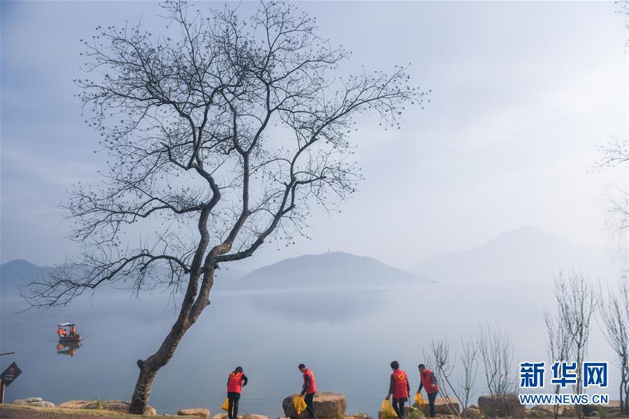 [新华网]杭州临安：党员巡湖助治水 打造水美新家园