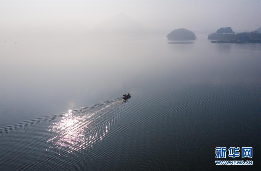 [新华网]杭州临安：党员巡湖助治水 打造水美新家园