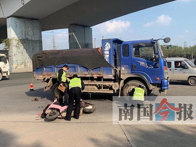 「广西新闻网」电驴快速直行 撞上右转货车 少年车手被卷货车轮下，手部遭碾压变形