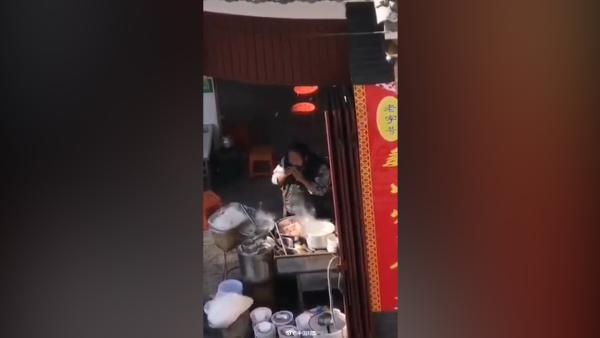 「澎湃新闻」云南弥渡一员工将啃过的骨头放入汤锅，饭店停业整顿立案查处