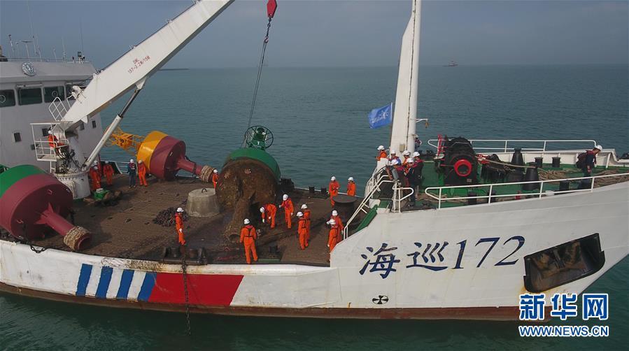 #新华网#“中国芯”灯浮标照亮琼州海峡春运回家路