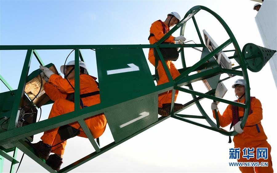 #新华网#“中国芯”灯浮标照亮琼州海峡春运回家路