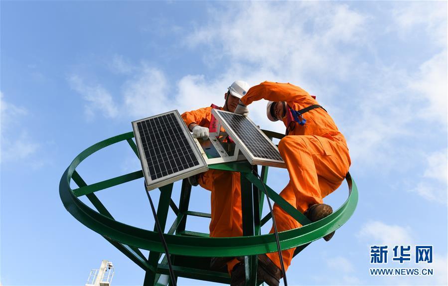 #新华网#“中国芯”灯浮标照亮琼州海峡春运回家路