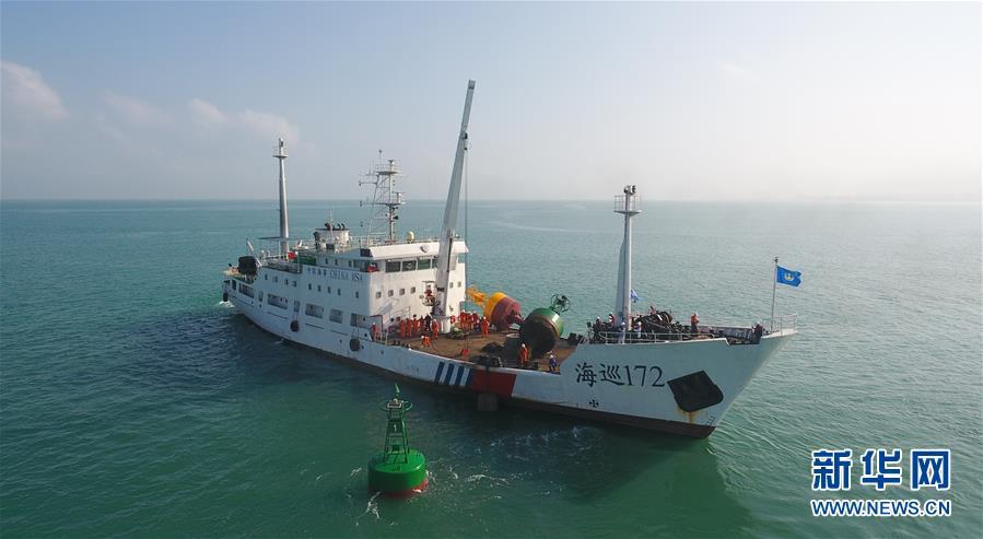 #新华网#“中国芯”灯浮标照亮琼州海峡春运回家路