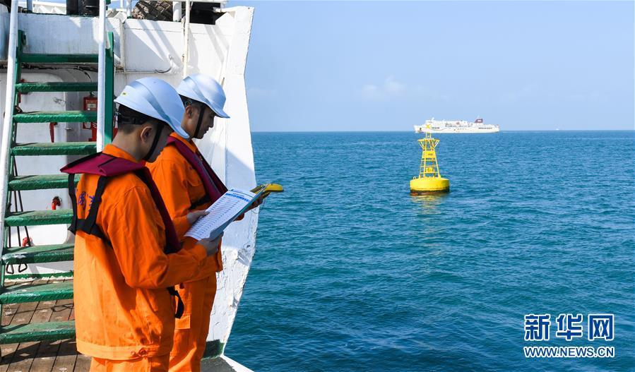 #新华网#“中国芯”灯浮标照亮琼州海峡春运回家路