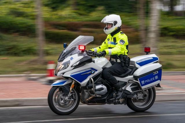 上海骑警练兵300公斤摩托车扶起来有讲究