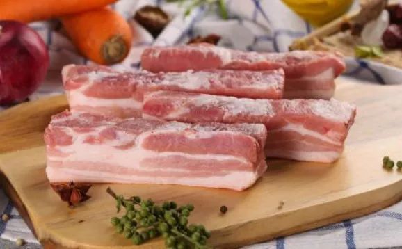 光明日报■快过年了，猪肉供应是否跟得上？