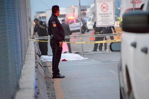 环球网：被拒绝入境美国，墨西哥一男子在美墨边境当场割喉自杀