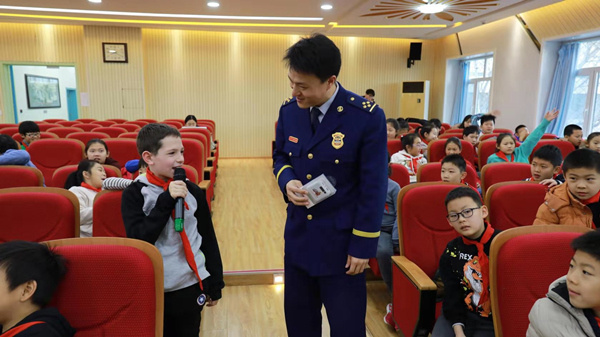 [人民网-社会频道]寒假前的最后一节课 消防安全进学校