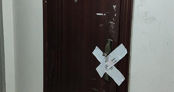 南方都市报：重庆跳楼砸死两女生男子遗体仍未被认领，涉事酒店楼层已封闭