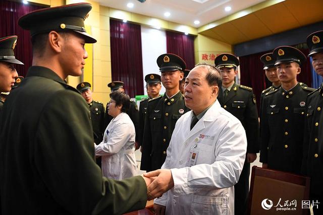 「人民网」风雪送医到军营