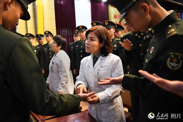 「人民网」风雪送医到军营