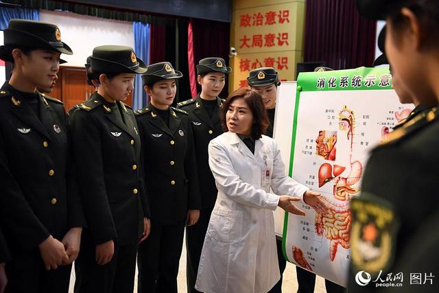 「人民网」风雪送医到军营