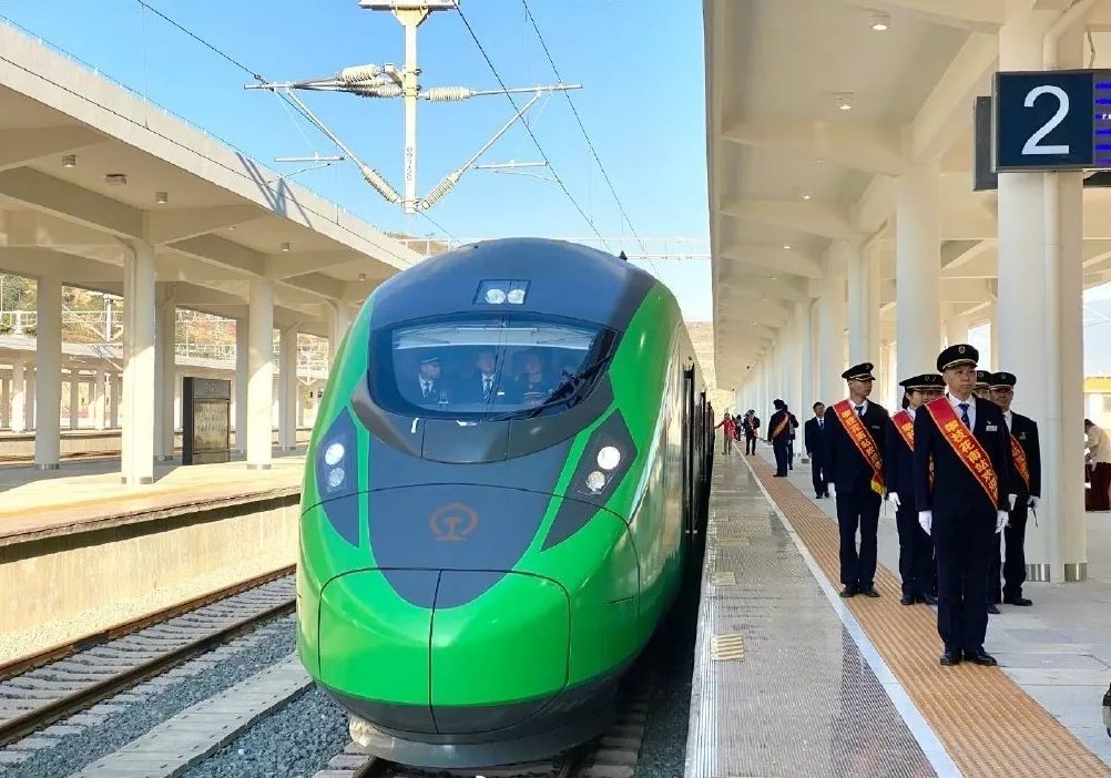 1017丨关注绿巨人出发新成昆铁路来了攀枝花进入动车时代