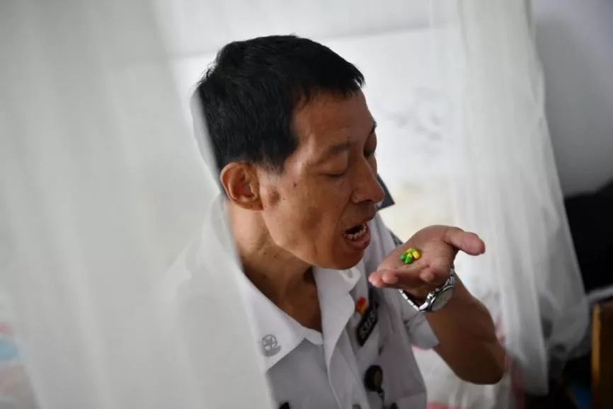 「长安剑」妻子为他清洗身上艾滋病人的血液，忍不住落泪【中国长安网年度照片故事】