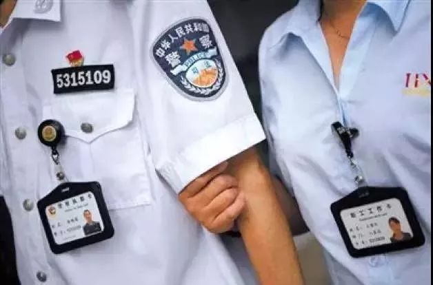 「长安剑」妻子为他清洗身上艾滋病人的血液，忍不住落泪【中国长安网年度照片故事】