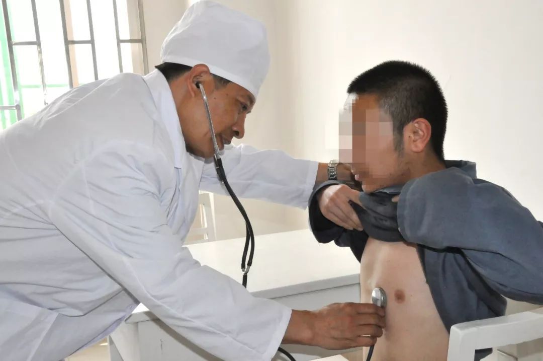 「长安剑」妻子为他清洗身上艾滋病人的血液，忍不住落泪【中国长安网年度照片故事】