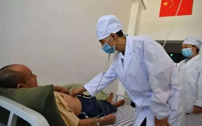 「长安剑」妻子为他清洗身上艾滋病人的血液，忍不住落泪【中国长安网年度照片故事】