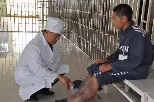 「长安剑」妻子为他清洗身上艾滋病人的血液，忍不住落泪【中国长安网年度照片故事】