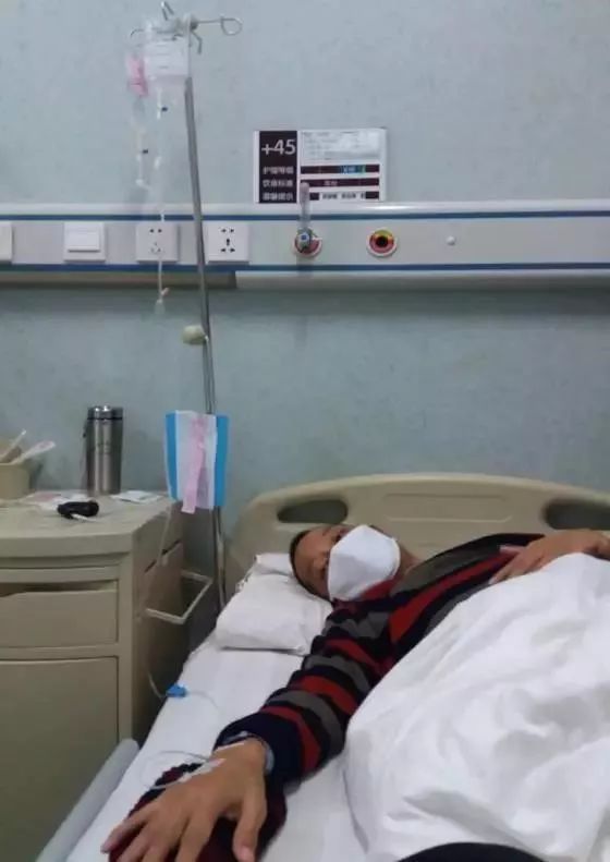 「长安剑」妻子为他清洗身上艾滋病人的血液，忍不住落泪【中国长安网年度照片故事】