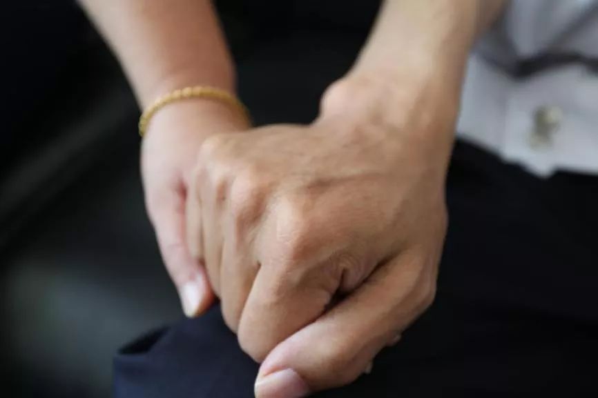 「长安剑」妻子为他清洗身上艾滋病人的血液，忍不住落泪【中国长安网年度照片故事】