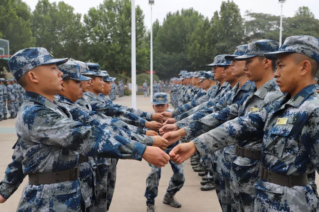 「中国军网」四组镜头带你回忆！这是你记忆中的班长吗……