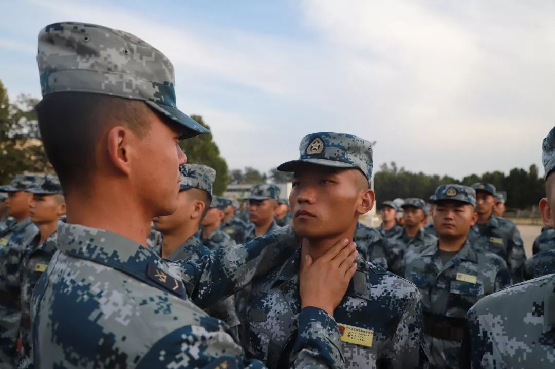 「中国军网」四组镜头带你回忆！这是你记忆中的班长吗……