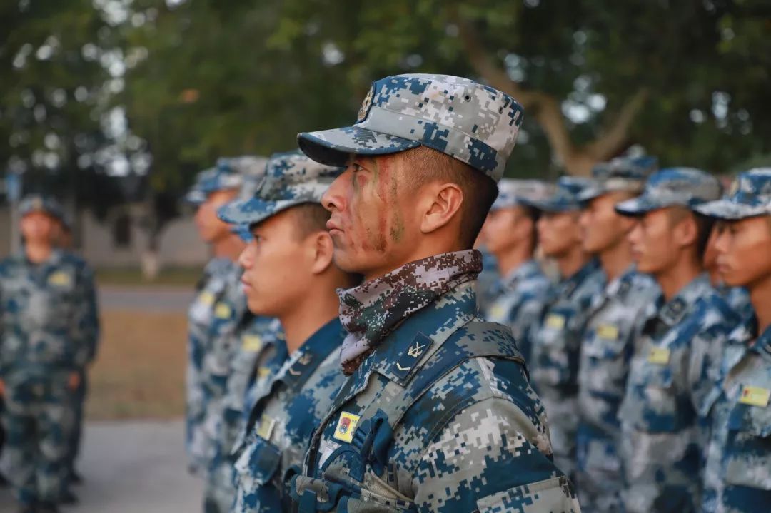 「中国军网」四组镜头带你回忆！这是你记忆中的班长吗……