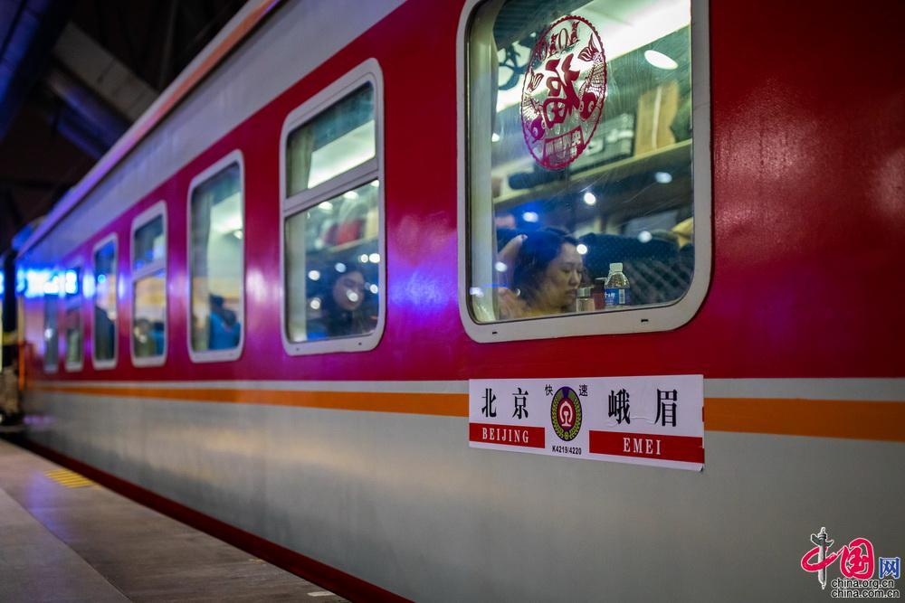 2020年1点07分,春运首趟务工人员专列——北京至峨眉k4219次列车即将