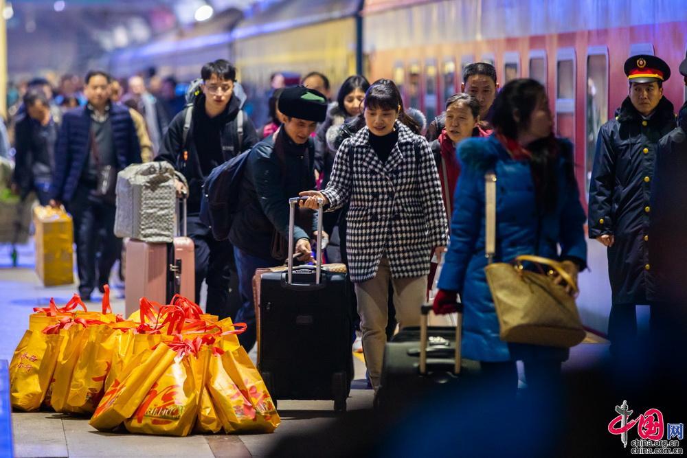 [中国网]务工人员的温馨返乡列车 春运首趟务工人员专列开行[组图]