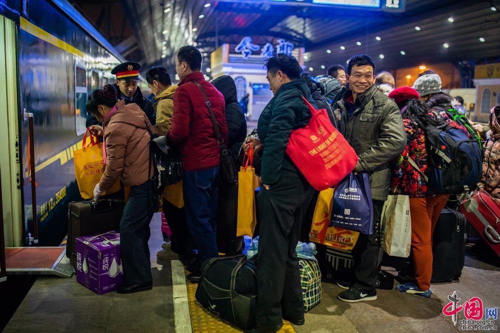 [中国网]务工人员的温馨返乡列车 春运首趟务工人员专列开行[组图]