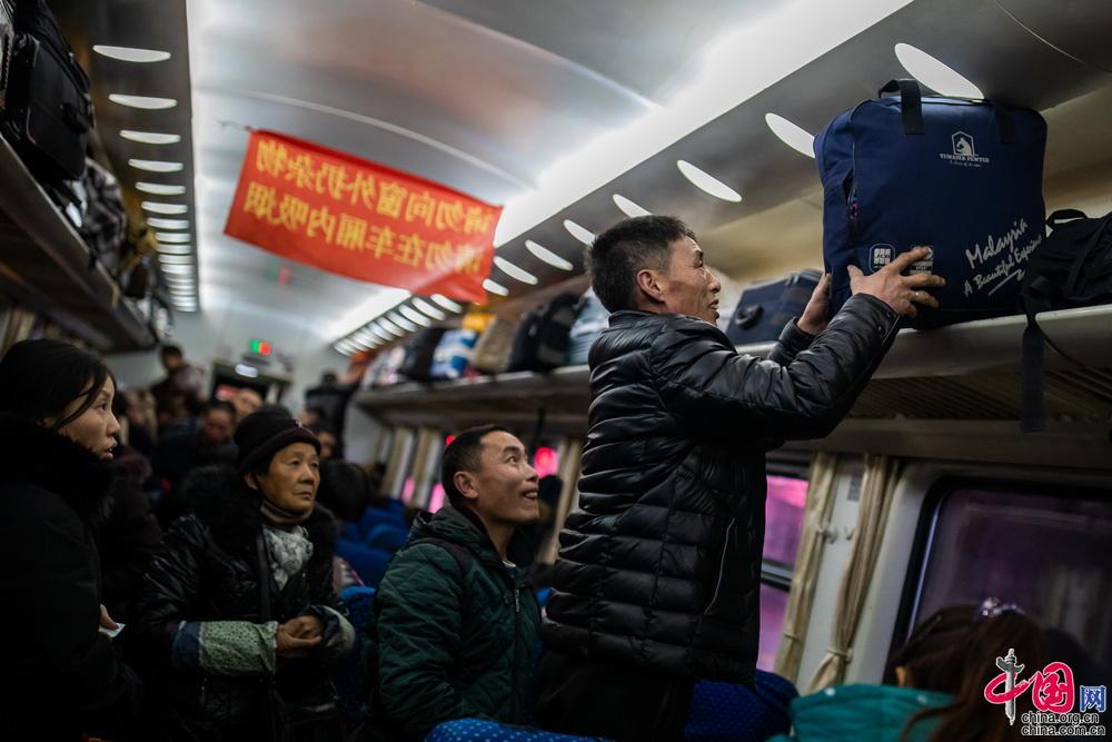 [中国网]务工人员的温馨返乡列车 春运首趟务工人员专列开行[组图]