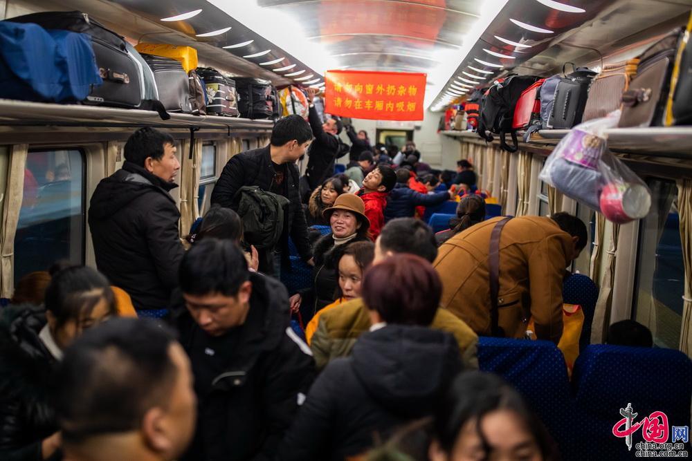 [中国网]务工人员的温馨返乡列车 春运首趟务工人员专列开行[组图]