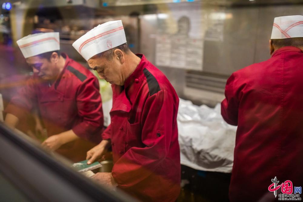 [中国网]务工人员的温馨返乡列车 春运首趟务工人员专列开行[组图]