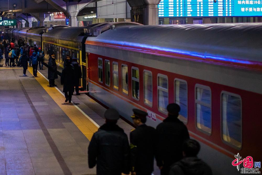 [中国网]务工人员的温馨返乡列车 春运首趟务工人员专列开行[组图]