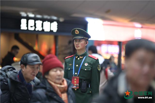 「中国军网」春运首日，橄榄绿再次温暖了归乡游子