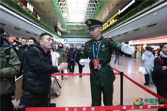 「中国军网」春运首日，橄榄绿再次温暖了归乡游子