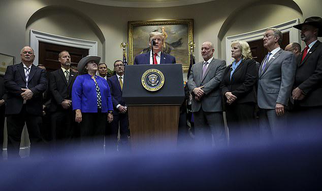 #南方都市报#特朗普首次公开解释为何袭杀苏莱曼尼：他筹划炸毁美驻伊拉克使馆