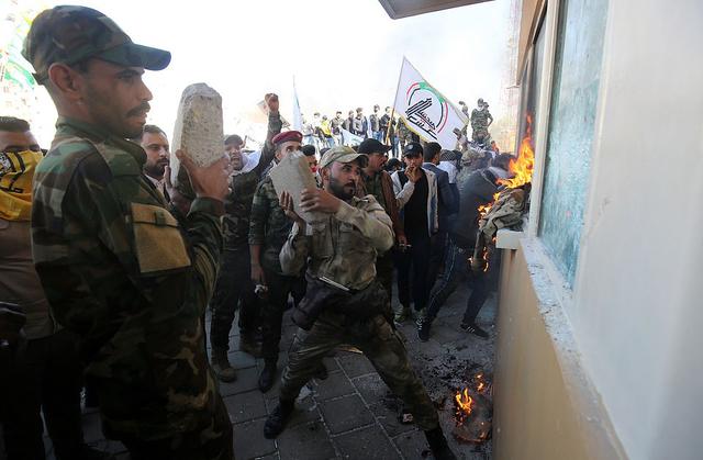 #南方都市报#特朗普首次公开解释为何袭杀苏莱曼尼：他筹划炸毁美驻伊拉克使馆