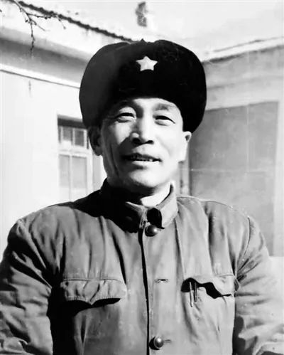 「中国军网」作风严谨的老首长，为何“忘记”在公众场合系扣子？