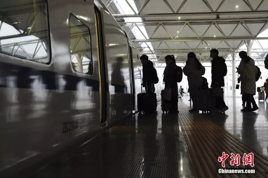 中国新闻社■最简单的幸福：有家回，有人等，有饭吃