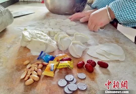 中国新闻社■最简单的幸福：有家回，有人等，有饭吃